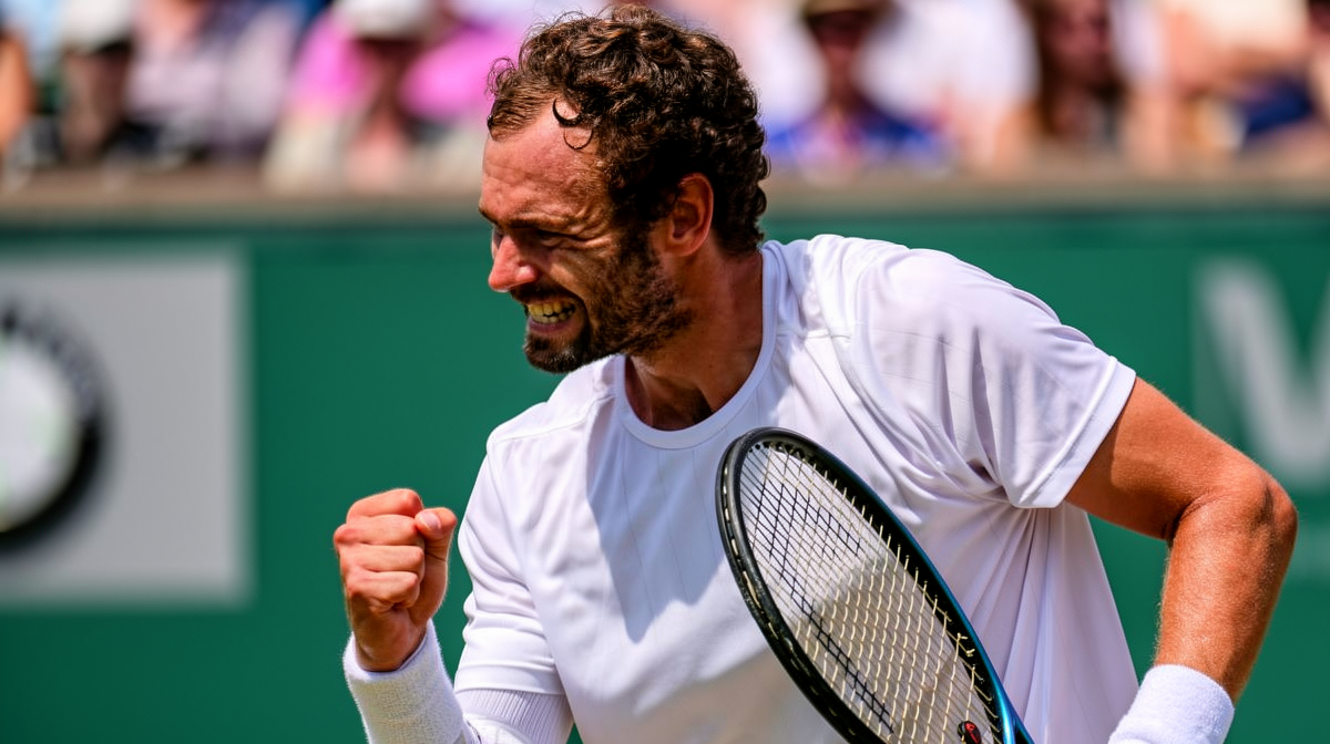 完美体育入口 - 温网2026：资格赛黑马 Safiullin 与 Mochizuki 逆袭 八强战将挑战 Djokovic 与 Sinner - 完美体育